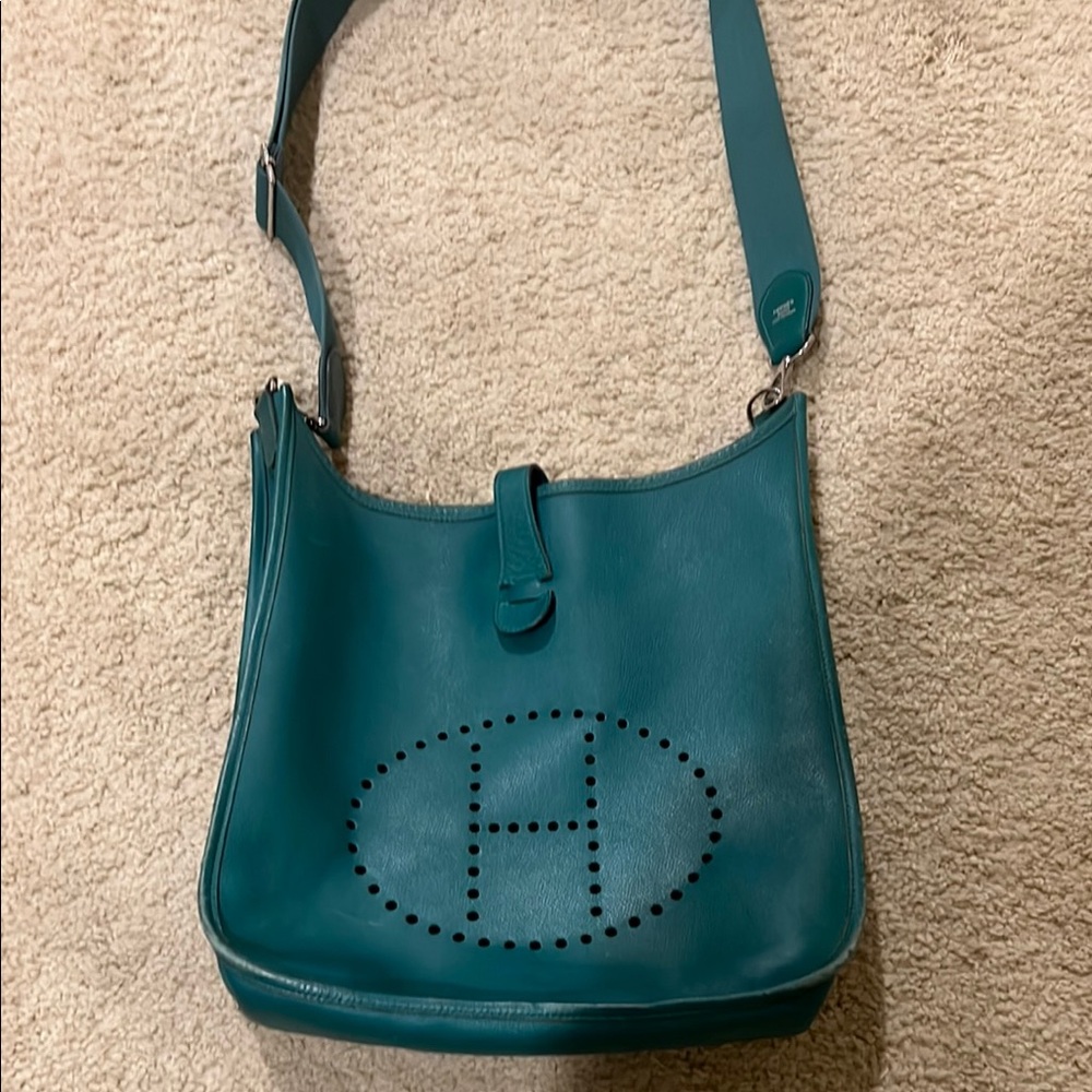 Hermes Evelyne GM Bag
Teal color
Good condition